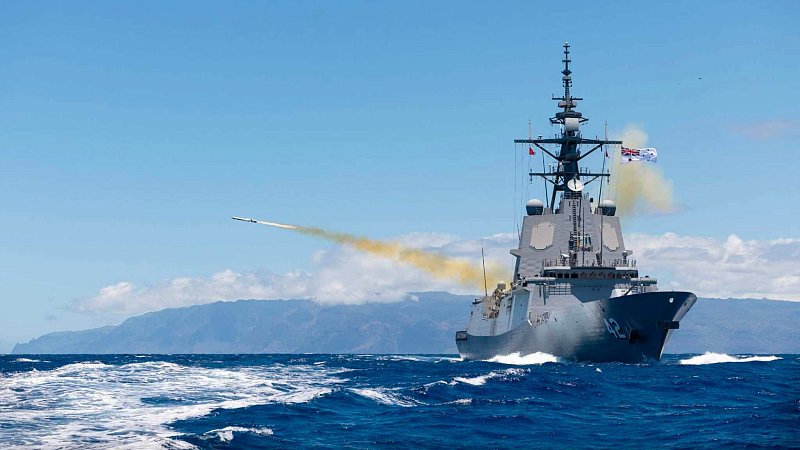 Запуск противокорабельной ракеты NSM с борта эсминца "Сидней"